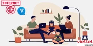 gia dinh đang vui vẻ lượt web với wifi viettel